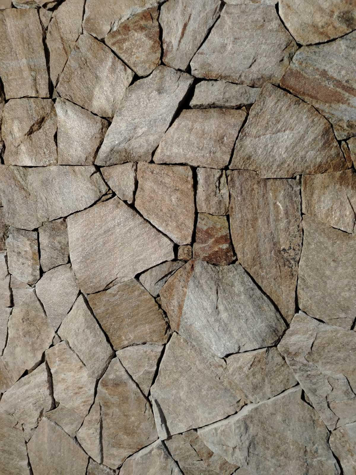 Zuti tigar lomljeni – studenički kamen za dvorište